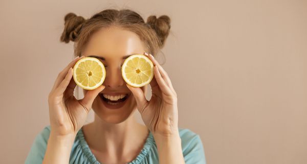 Frau mit zwei Zitronenscheiben vor den Augen